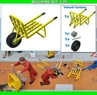BOUWKIT: STEEN KRUIWAGEN Materiaal Resin, INDUSTRIE GEEL + RAL 7040 (BOLLE DICHTE VELG) Gespoten met ZWART Geschilderde HANDVATEN geleverd 1:32