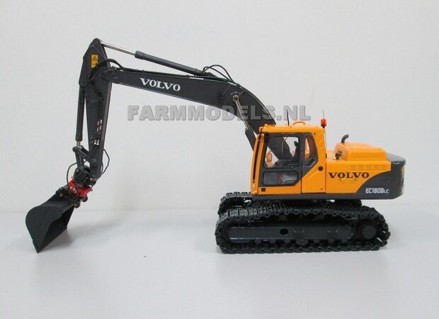 67118** Volvo EC180Blc Rupskraan met draai-kantel snelwissel, Farmmodels model,  1:32 Volvo EC180B