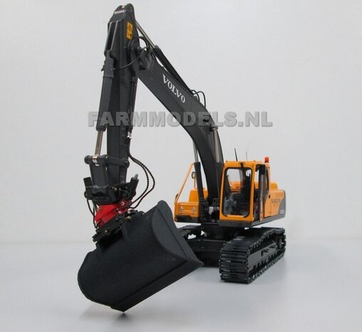 67118** Volvo EC180Blc Rupskraan met draai-kantel snelwissel, Farmmodels model,  1:32 Volvo EC180B