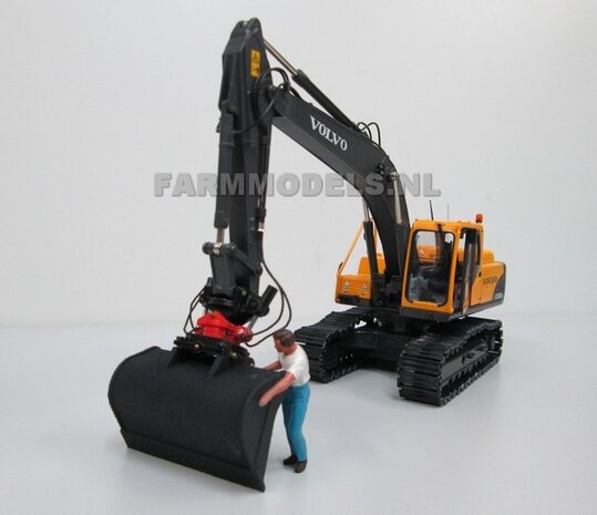 67118** Volvo EC180Blc Rupskraan met draai-kantel snelwissel, Farmmodels model,  1:32 Volvo EC180B