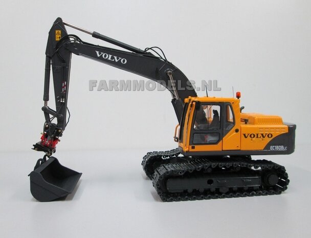 67118** Volvo EC180Blc Rupskraan met draai-kantel snelwissel, Farmmodels model,  1:32 Volvo EC180B