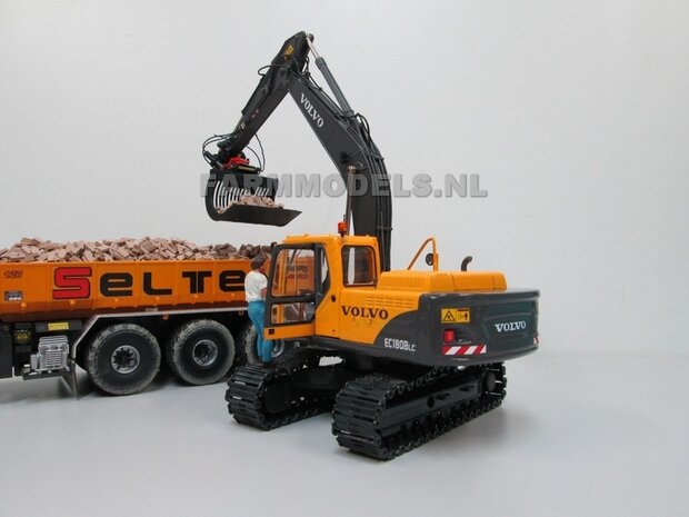 67118** Volvo EC180Blc Rupskraan met draai-kantel snelwissel, Farmmodels model,  1:32 Volvo EC180B