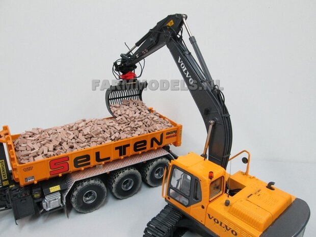 67118** Volvo EC180Blc Rupskraan met draai-kantel snelwissel, Farmmodels model,  1:32 Volvo EC180B