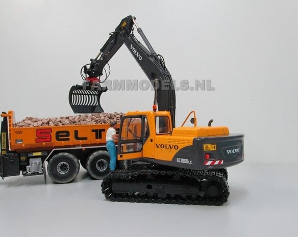 67118** Volvo EC180Blc Rupskraan met draai-kantel snelwissel, Farmmodels model,  1:32 Volvo EC180B