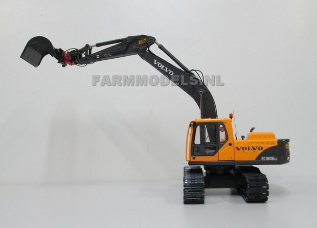 67118** Volvo EC180Blc Rupskraan met draai-kantel snelwissel, Farmmodels model,  1:32 Volvo EC180B