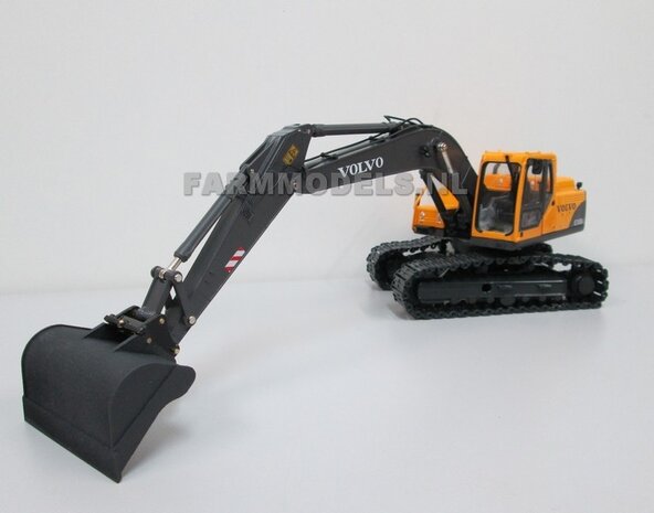 67118** Volvo EC180Blc Rupskraan met draai-kantel snelwissel, Farmmodels model,  1:32 Volvo EC180B