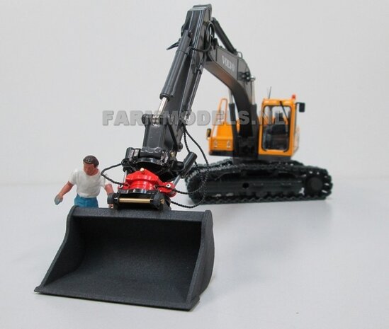 67118** Volvo EC180Blc Rupskraan met draai-kantel snelwissel, Farmmodels model,  1:32 Volvo EC180B