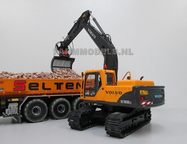 67118** Volvo EC180Blc Rupskraan met draai-kantel snelwissel, Farmmodels model,  1:32 Volvo EC180B