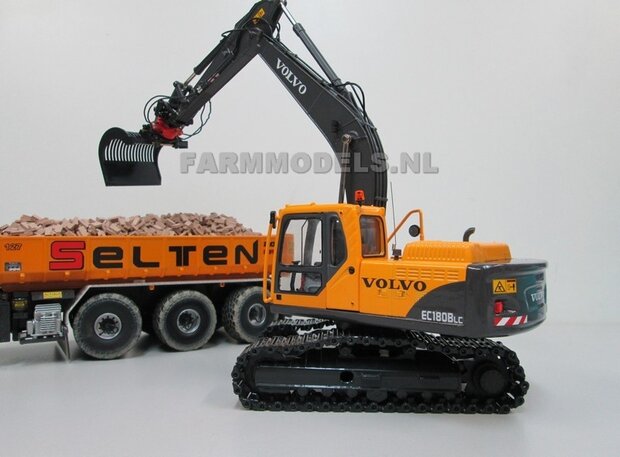 67118** Volvo EC180Blc Rupskraan met draai-kantel snelwissel, Farmmodels model,  1:32 Volvo EC180B