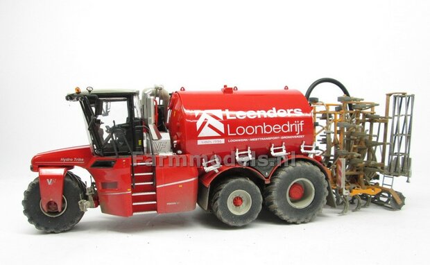 COMBISET: Dirty &amp; ND-VERVAET Hydro Trike XL STOF- &amp; MESTLOOK + VEENHUIS Bouwlandbemester (Verkruimelrollen) RED TANK + Leenders LOGO 1:32   MM1819-Leenders-5-COMBI-D