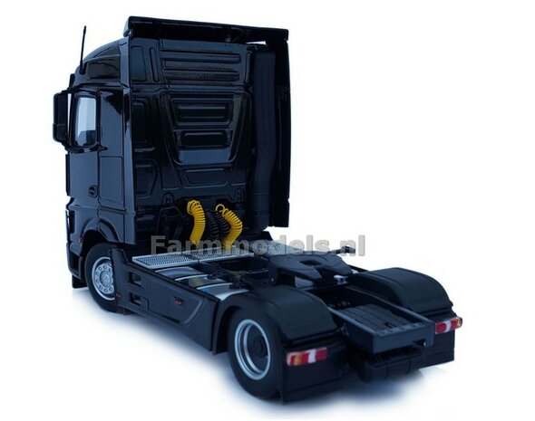 Mercedes-Benz Actros Streamspace 4x2 Black met Free Gift Mercedes (Silver Shield) Decals 1:32 MM1907-02  