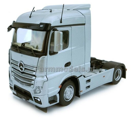 Mercedes-Benz Actros Streamspace 4x2 Silver met Free Gift Mercedes (Silver Shield) Decals 1:32 MM1907-03 