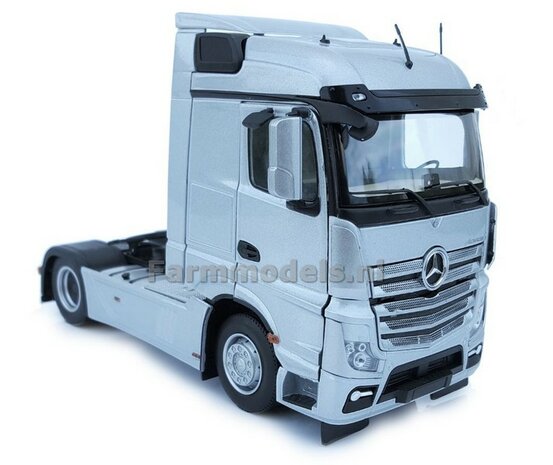 Mercedes-Benz Actros Streamspace 4x2 Silver met Free Gift Mercedes (Silver Shield) Decals 1:32 MM1907-03 