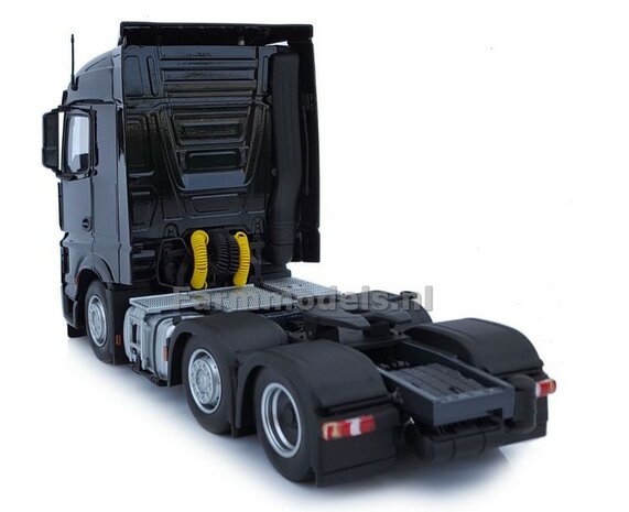Mercedes-Benz Actros Streamspace 6x2 Black met Free Gift Mercedes (Silver Shield) Decals 1:32 MM1908-02  