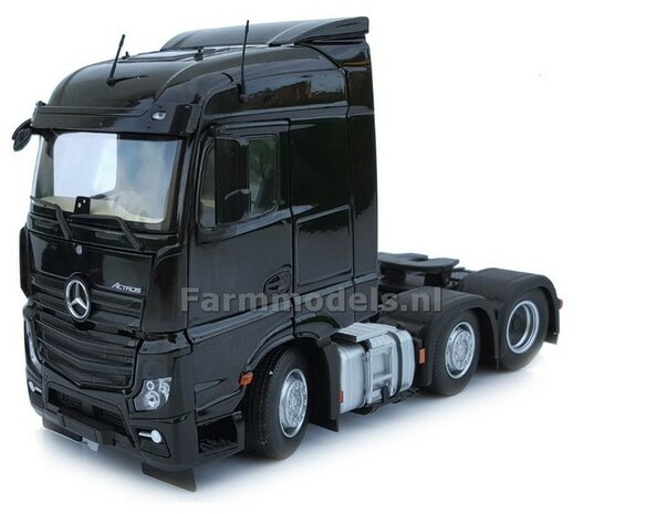 Mercedes-Benz Actros Streamspace 6x2 Black met Free Gift Mercedes (Silver Shield) Decals 1:32 MM1908-02  