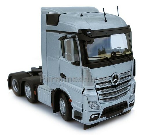 Mercedes-Benz Actros Streamspace 6x2 Silver met Free Gift Mercedes (Silver Shield) Decals 1:32 MM1908-03 
