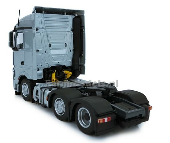 Mercedes-Benz Actros Streamspace 6x2 Silver met Free Gift Mercedes (Silver Shield) Decals 1:32 MM1908-03 