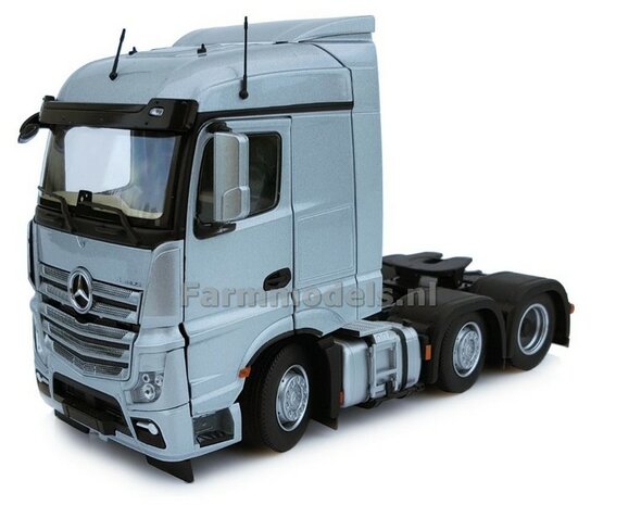 Mercedes-Benz Actros Streamspace 6x2 Silver met Free Gift Mercedes (Silver Shield) Decals 1:32 MM1908-03 