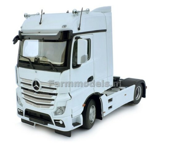 Mercedes-Benz Actros Bigspace 4x2 White met Free Gift Mercedes (Silver Shield) Decals 1:32 MM1909-01  