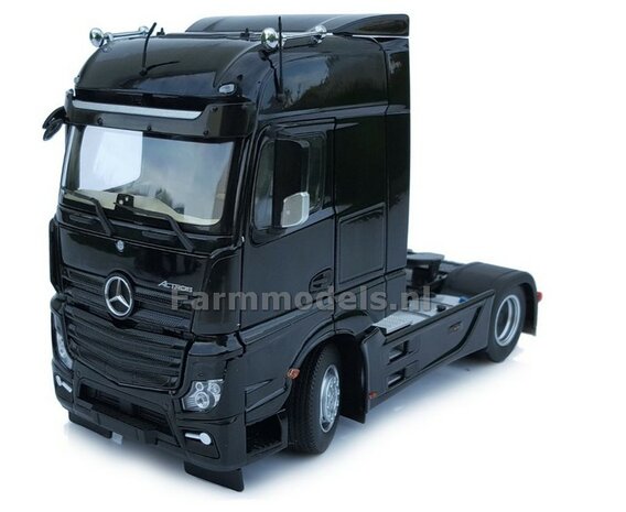 Mercedes-Benz Actros Bigspace 4x2 Black met Free Gift Mercedes (Silver Shield) Decals 1:32 MM1909-02 