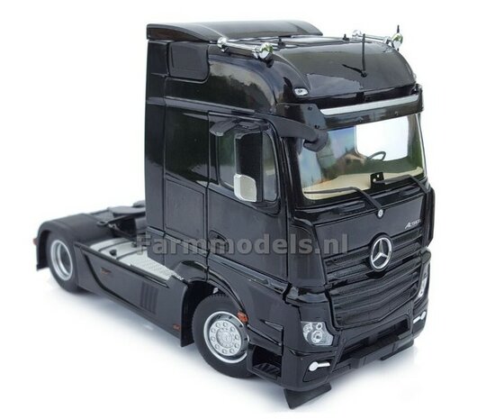 Mercedes-Benz Actros Bigspace 4x2 Black met Free Gift Mercedes (Silver Shield) Decals 1:32 MM1909-02 