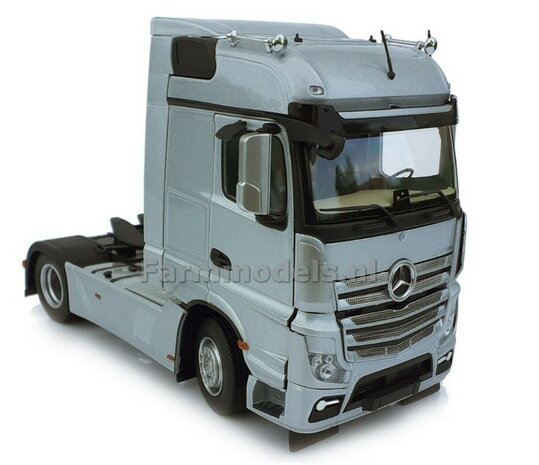 Mercedes-Benz Actros Bigspace 4x2 Silver met Free Gift Mercedes (Silver Shield) Decals 1:32 MM1909-03 