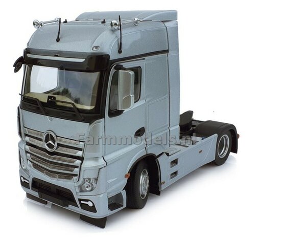 Mercedes-Benz Actros Bigspace 4x2 Silver met Free Gift Mercedes (Silver Shield) Decals 1:32 MM1909-03 