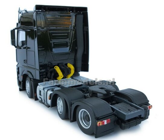 Mercedes-Benz Actros Bigspace 6x2 Black met Free Gift Mercedes (Silver Shield) Decals 1:32 MM1910-02  