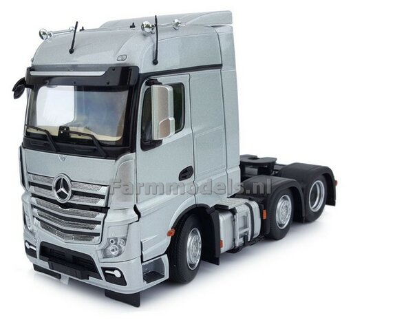 Mercedes-Benz Actros Bigspace 6x2 Silver met Free Gift Mercedes (Silver Shield) Decals 1:32 MM1910-03  