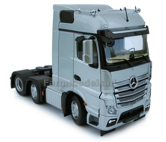 Mercedes-Benz Actros Bigspace 6x2 Silver met Free Gift Mercedes (Silver Shield) Decals 1:32 MM1910-03  