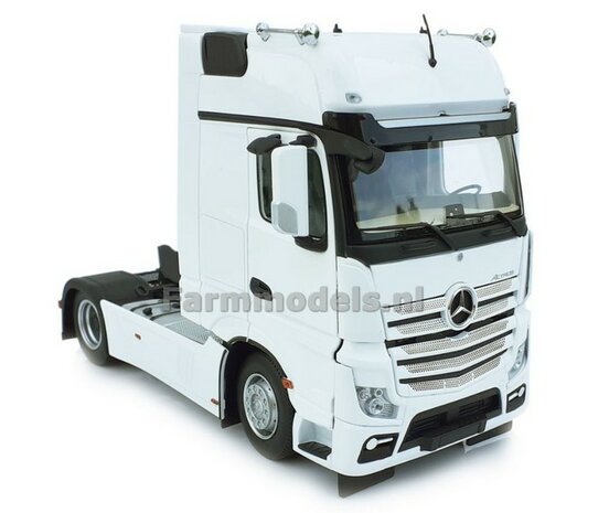 Mercedes-Benz Actros Gigaspace 4x2 White met Free Gift Mercedes (Silver Shield) Decals 1:32 MM1911-01   