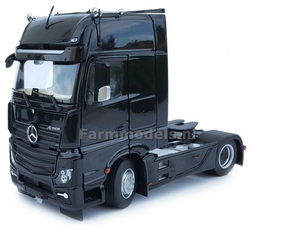 Mercedes-Benz Actros Gigaspace 4x2 Black met Free Gift Mercedes (Silver Shield) Decals 1:32 MM1911-02