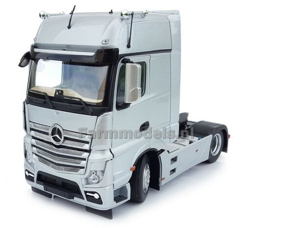 Mercedes-Benz Actros Gigaspace 4x2 Silver met Free Gift Mercedes (Silver Shield) Decals 1:32 MM1911-03