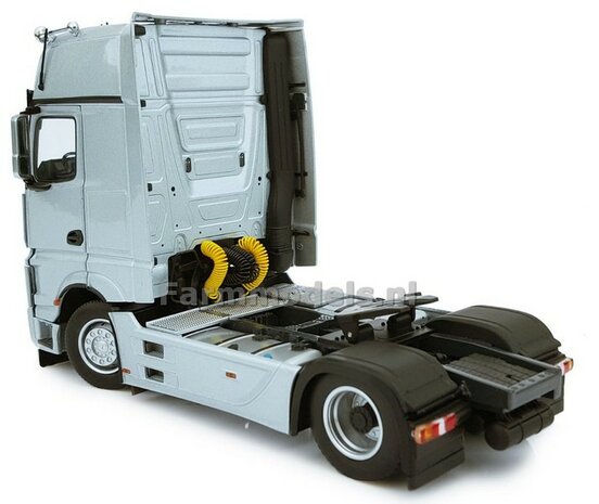 Mercedes-Benz Actros Gigaspace 4x2 Silver met Free Gift Mercedes (Silver Shield) Decals 1:32 MM1911-03