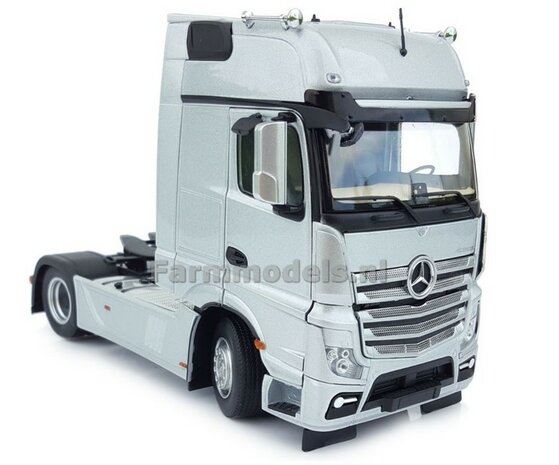 Mercedes-Benz Actros Gigaspace 4x2 Silver met Free Gift Mercedes (Silver Shield) Decals 1:32 MM1911-03