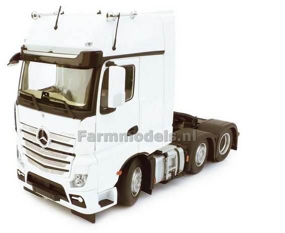 Mercedes-Benz Actros Gigaspace 6x2 White met Free Gift Mercedes (Silver Shield) Decals 1:32 MM1912-01 