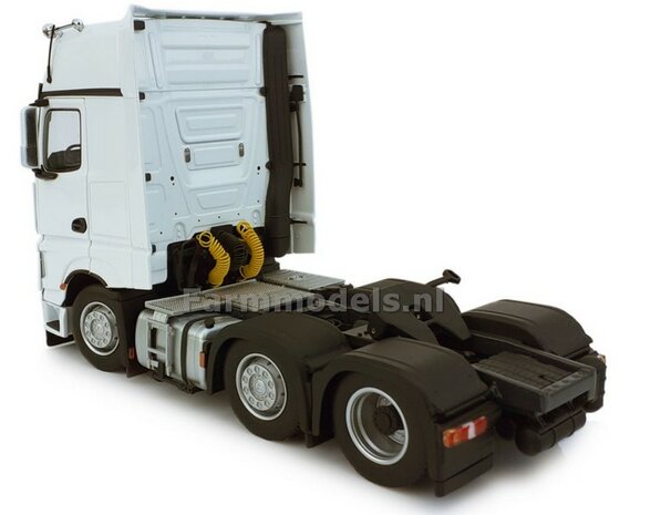 Mercedes-Benz Actros Gigaspace 6x2 White met Free Gift Mercedes (Silver Shield) Decals 1:32 MM1912-01 