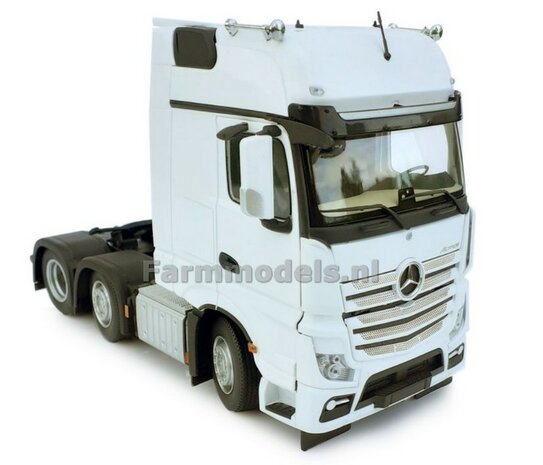 Mercedes-Benz Actros Gigaspace 6x2 White met Free Gift Mercedes (Silver Shield) Decals 1:32 MM1912-01 