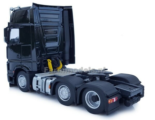 Mercedes-Benz Actros Gigaspace 6x2 Black met Free Gift Mercedes (Silver Shield) Decals 1:32 MM1912-02