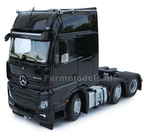 Mercedes-Benz Actros Gigaspace 6x2 Black met Free Gift Mercedes (Silver Shield) Decals 1:32 MM1912-02