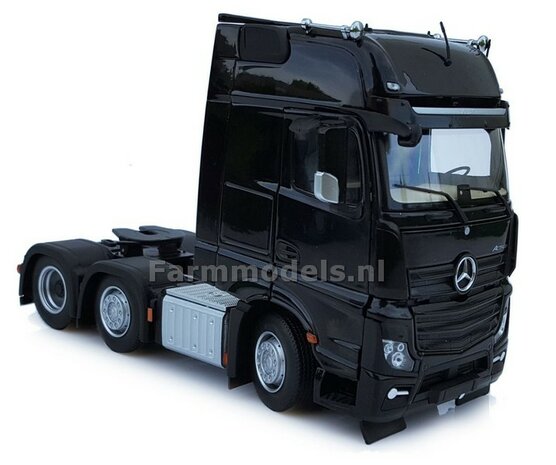 Mercedes-Benz Actros Gigaspace 6x2 Black met Free Gift Mercedes (Silver Shield) Decals 1:32 MM1912-02