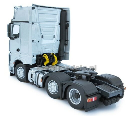 Mercedes-Benz Actros Gigaspace 6x2 Silver met Free Gift Mercedes (Silver Shield) Decals 1:32 MM1912-03   