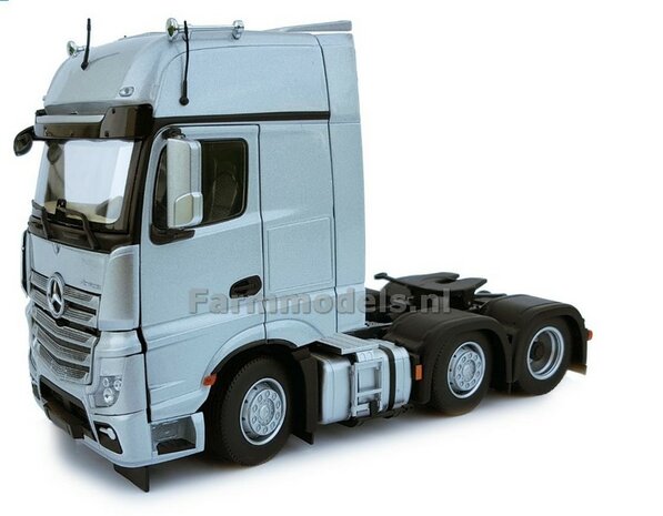 Mercedes-Benz Actros Gigaspace 6x2 Silver met Free Gift Mercedes (Silver Shield) Decals 1:32 MM1912-03   