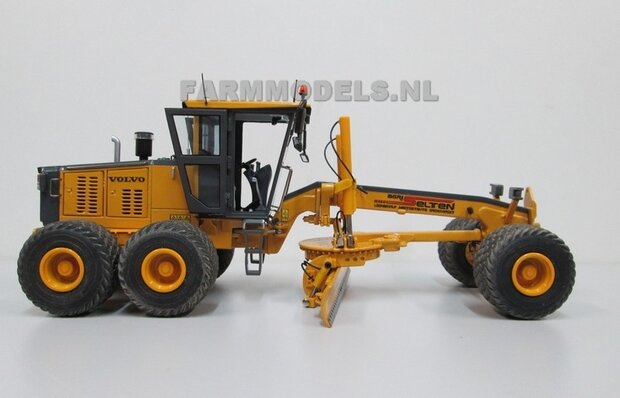 67125** Volvo Grader, Farmmodels model,  1:32 Volvo 