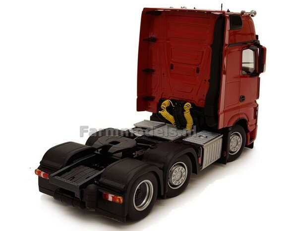 Mercedes-Benz Actros Gigaspace 6x2 Red met Free Gift Mercedes (Silver Shield) Decals 1:32 MM1912-04 