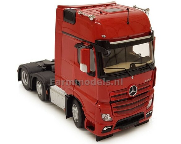 Mercedes-Benz Actros Gigaspace 6x2 Red met Free Gift Mercedes (Silver Shield) Decals 1:32 MM1912-04 