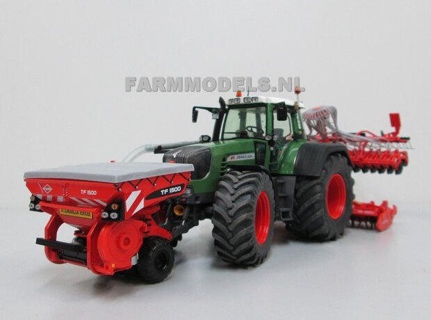 170. Fendt 926 Gen II / 930 Gen. III, rondom op brede banden, spatborden en een zaaicombin van Kuhn