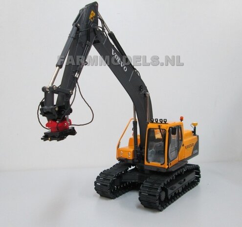 67118** Volvo EC180Blc Rupskraan met draai-kantel snelwissel, Farmmodels model,  1:32 Volvo EC180B