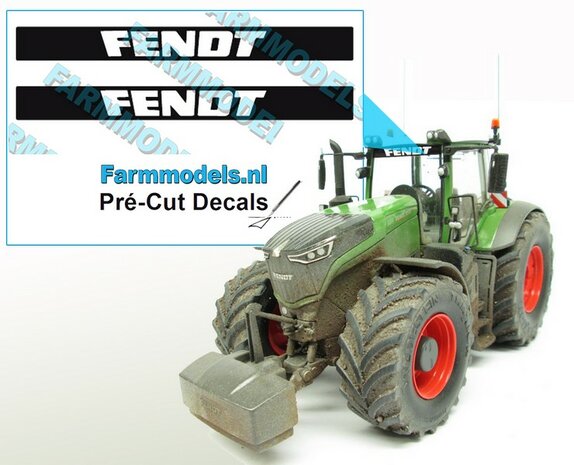 2x FENDT tekst sticker WIT op ZWARTE achtergrond 40 mm breed Pr&eacute;-Cut Decals 1:32 Farmmodels.nl 