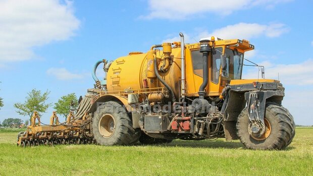 2x (Jan) Veenhuis Paardje (OUD) met &quot;Veenhuis&quot; Tekst eronder 21 mm hoog 1x Linkse en 1x Rechtse op transparante folie Pr&eacute;-Cut Decals 1:32 Farmmodels.nl